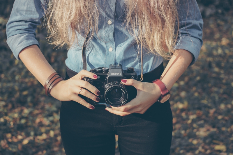 photographe-LE MUY-min_hand-person-girl-woman-camera-photography-614-pxhere.com